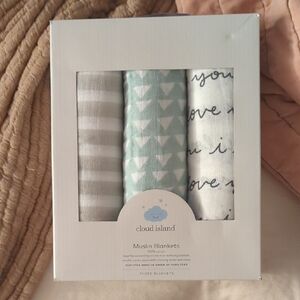NIB Cloud Island Gray and Green Muslin Blankets Soft and Lightweight